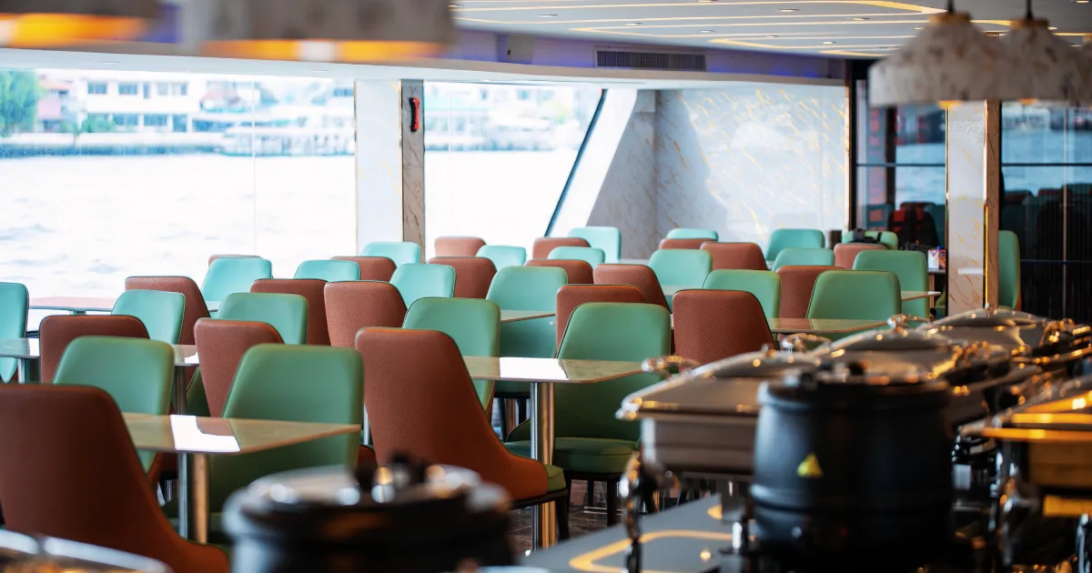 ที่นั่งโซนห้องแอร์บนเรือดินเนอร์ Bangkok Chaophraya Cruise